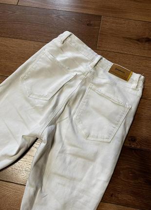 Зауженные однотонные белые джинсы8 фото