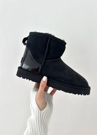 Замшевые водостойкие угги мини, ugg mini. лакированная пятка. цвет черный. внутри овчина.