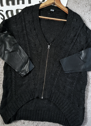 Модный свитер с кожанными рукавами1 фото