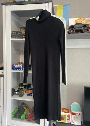 Длинное платье,в черном цвете,с белой полоской сбоку1 фото