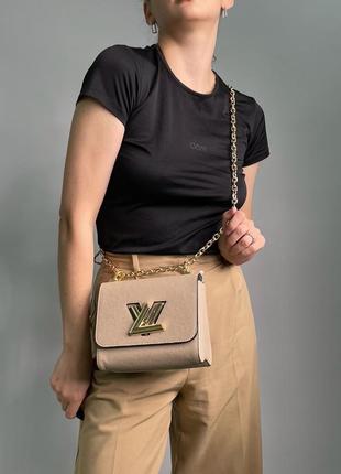 Женская сумка louis vuitton large  в бежевом цвете на цепочке топ модель луи виттон2 фото