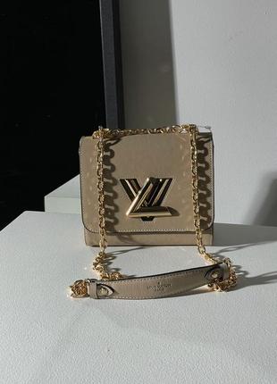 Женская сумка louis vuitton large  в бежевом цвете на цепочке топ модель луи виттон6 фото