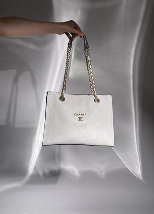 Женская сумка большого размера leather tote bag в белом цвете с ручками на цепочке5 фото
