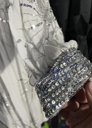 Серебристо-серое платье миди с украшением frock and frill8 фото