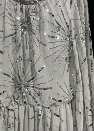 Серебристо-серое платье миди с украшением frock and frill7 фото