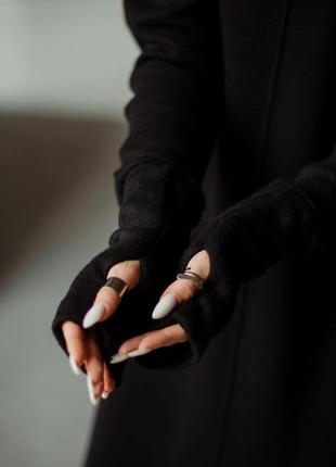 Теплое черное платье макси с рукавами митенками из шерсти