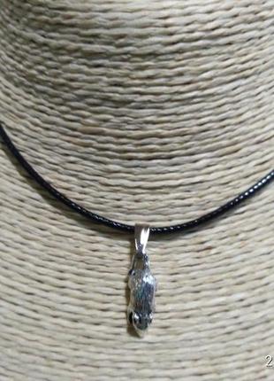 Подвеска крыса на шнурке.