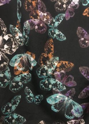 Очень красивая и стильная брендовая блузка в бабочках.6 фото