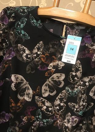 Очень красивая и стильная брендовая блузка в бабочках.