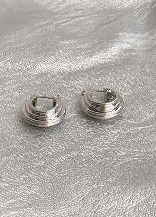 Серьги модные круглые .