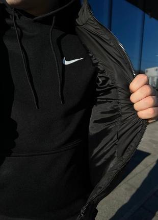 Мужская жилетка nike черная без капюшона из плащевки весенняя осенняя безрукавка найк демисезонная (bon)7 фото