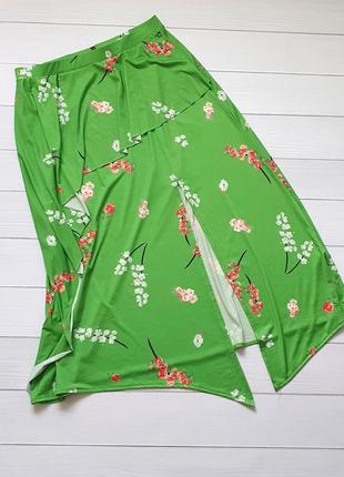 Спідниця міді з квітковим принтом салатова