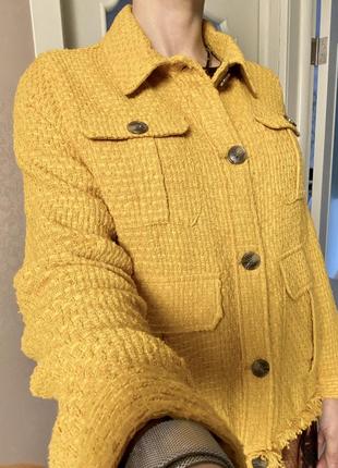 Жакет букле горчичного цвета viva couture, жакет с карманами и бахромой2 фото