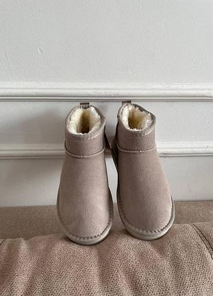 Серые ультра короткие угги из натуральной замши на низкой платформе