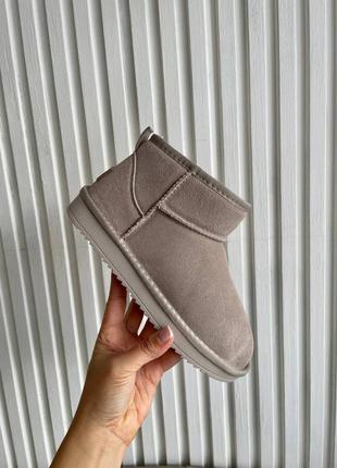 Серые ультра короткие угги из натуральной замши на низкой платформе