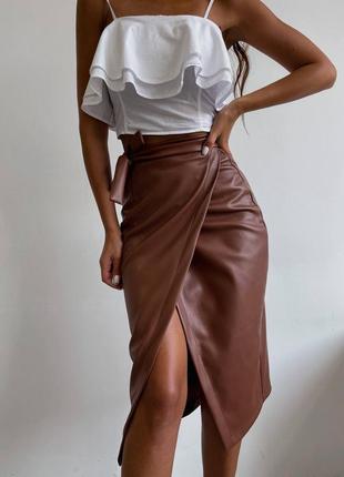 Кожаная юбка-миди карандаш на запах искусственная эко кожа матовая стильная трендовая юбка черная коричневая бежевая9 фото