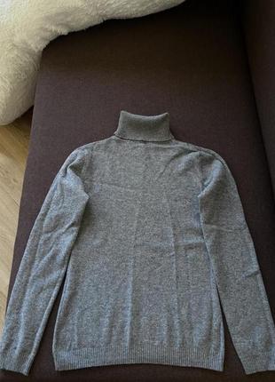 Шерстяной серый свитер с горлом