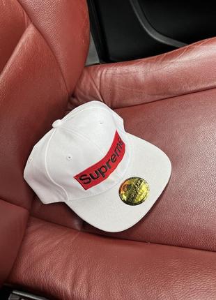 Snapback в стилі supreme