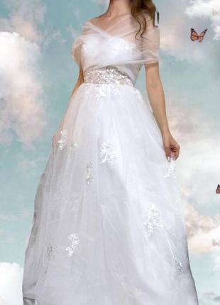 Белое длинное свадебное пышное корсетное платье без бретелек1 фото