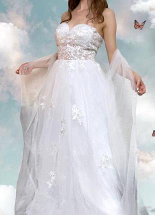 Белое длинное свадебное пышное корсетное платье без бретелек3 фото