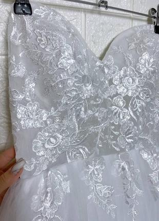 Белое длинное свадебное пышное корсетное платье без бретелек7 фото