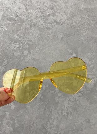 Солнцезащитные имиджевые очки желтые "сердечки"2 фото