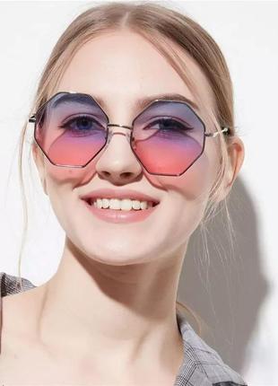 Солнцезащитные очки имиджевые с розовато-голубым градиентом.1 фото
