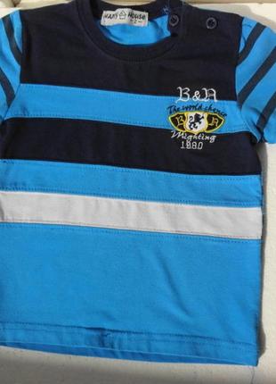 Яркая футболка с пуговицами на плече. на 2 года.