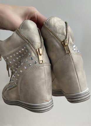 Стильні снікерси черевики кросівки срібні з камінням на стопу 26,57 фото