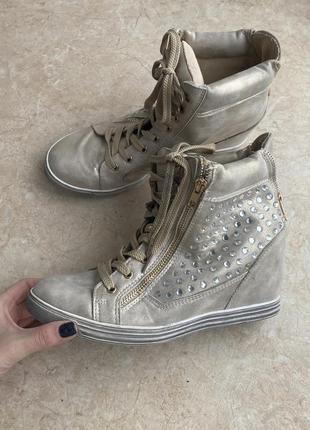 Стильні снікерси черевики кросівки срібні з камінням на стопу 26,59 фото
