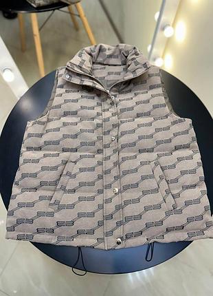 Есть видео жилетка в стиле balenciaga на пуховую беж мокко