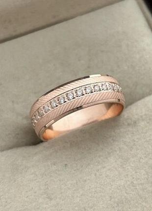 Обручка позолочена з фіанітами і красивим орнаментом широка