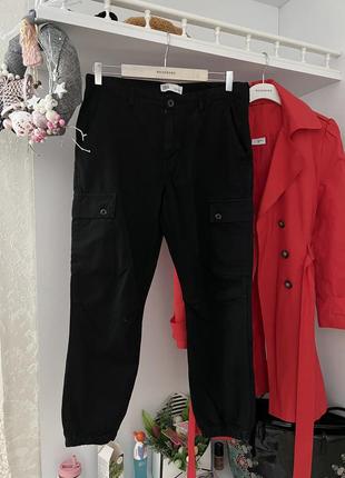 Крутые черные брюки карго zara