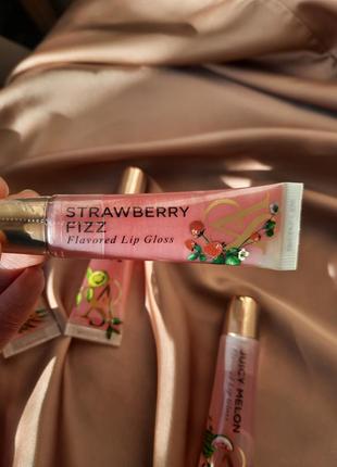 Оригінальний блиск для губ victoria's secret. вікторія сікрет. виктория сикрет. strawberry fizz flavored lip gloss.1 фото