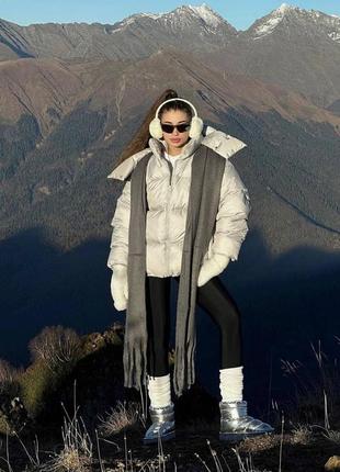 Невероятно стильная модная дутая зимняя светло-серая куртка пуховик новой коллекции 2024 года3 фото