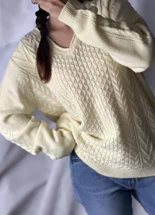 Жовтий светр essentials