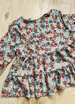 Блуза с рюшами в цветочный принт большого размера5 фото