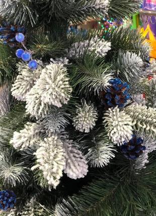 Штучна новорічна ялинка високої якості з шишками і синіми ягодами, засніжена 2.2 м9 фото