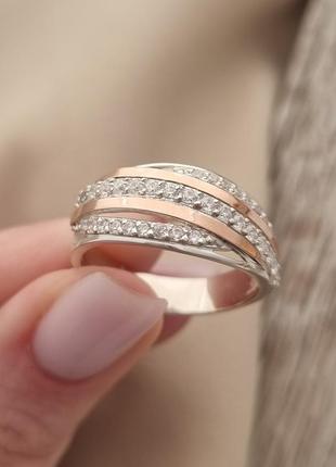Кольцо серебряное с золотыми напайками и круглыми белыми цирконами3 фото