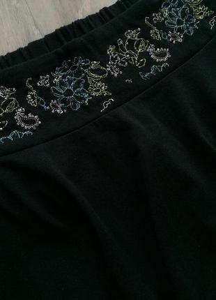 Ассиметричная черная юбка миди с декором, пышная4 фото