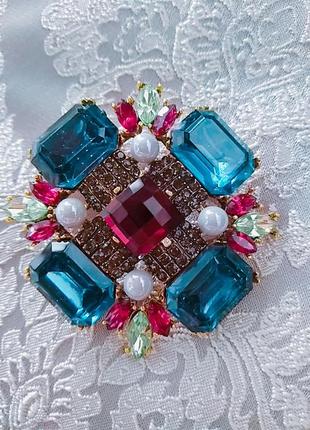 Брошка з каменями у вигляді ордена
