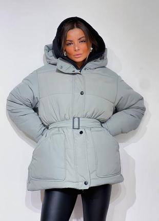 Теплая объемная куртка с поясом синтепух из плащевки с карманами капюшоном1 фото