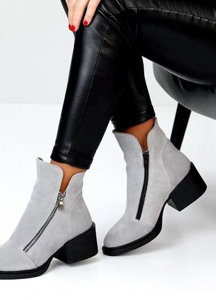 Крутые замшевые женские ботинки серого цвета на невысоком каблуку