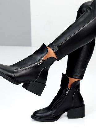 Ефектные красивые женские ботинки в коже трендовый дизайн зима