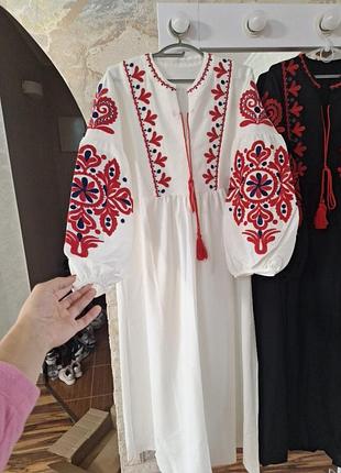 Сукня міді з вишивкою