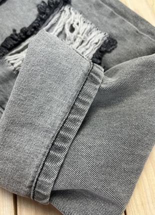 Плотные серые стильные акуральные рваные коттоновые джинсы мом prettylittlething4 фото