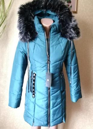 Зимняя утепленная куртка изумрудного цвета для девушек, с отстегивающимся капюшоном, удлиненная5 фото