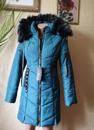 Зимняя утепленная куртка изумрудного цвета для девушек, с отстегивающимся капюшоном, удлиненная6 фото