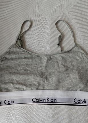 Серый хлопковый бюстгальтер топ фирмы calvin klein размер l2 фото