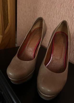 Кожаные туфли на каблуке2 фото
